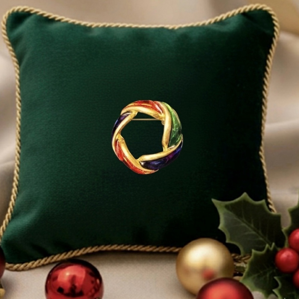 Christmas wreath brooch